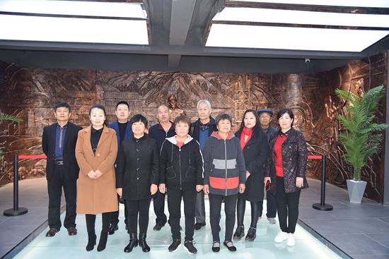 羅村鎮(zhèn)黨委、村域黨支部到重山文化館開展“不忘初心 牢記使命”主題教育活動80