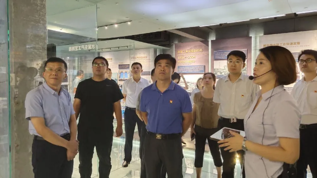 區(qū)委編辦黨支部到集團(tuán)開展主題黨日活動56
