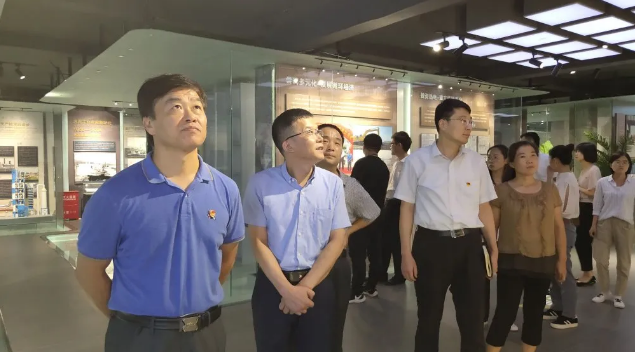 區(qū)委編辦黨支部到集團(tuán)開展主題黨日活動56